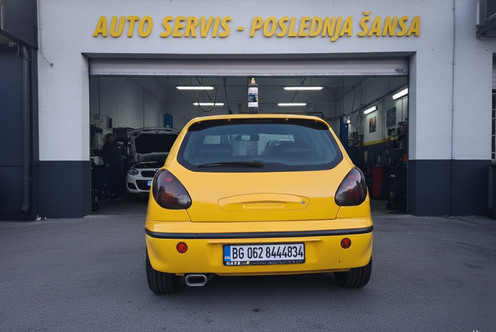 Mehaničar radi na motoru automobila u servisu Poslednja Šansa
